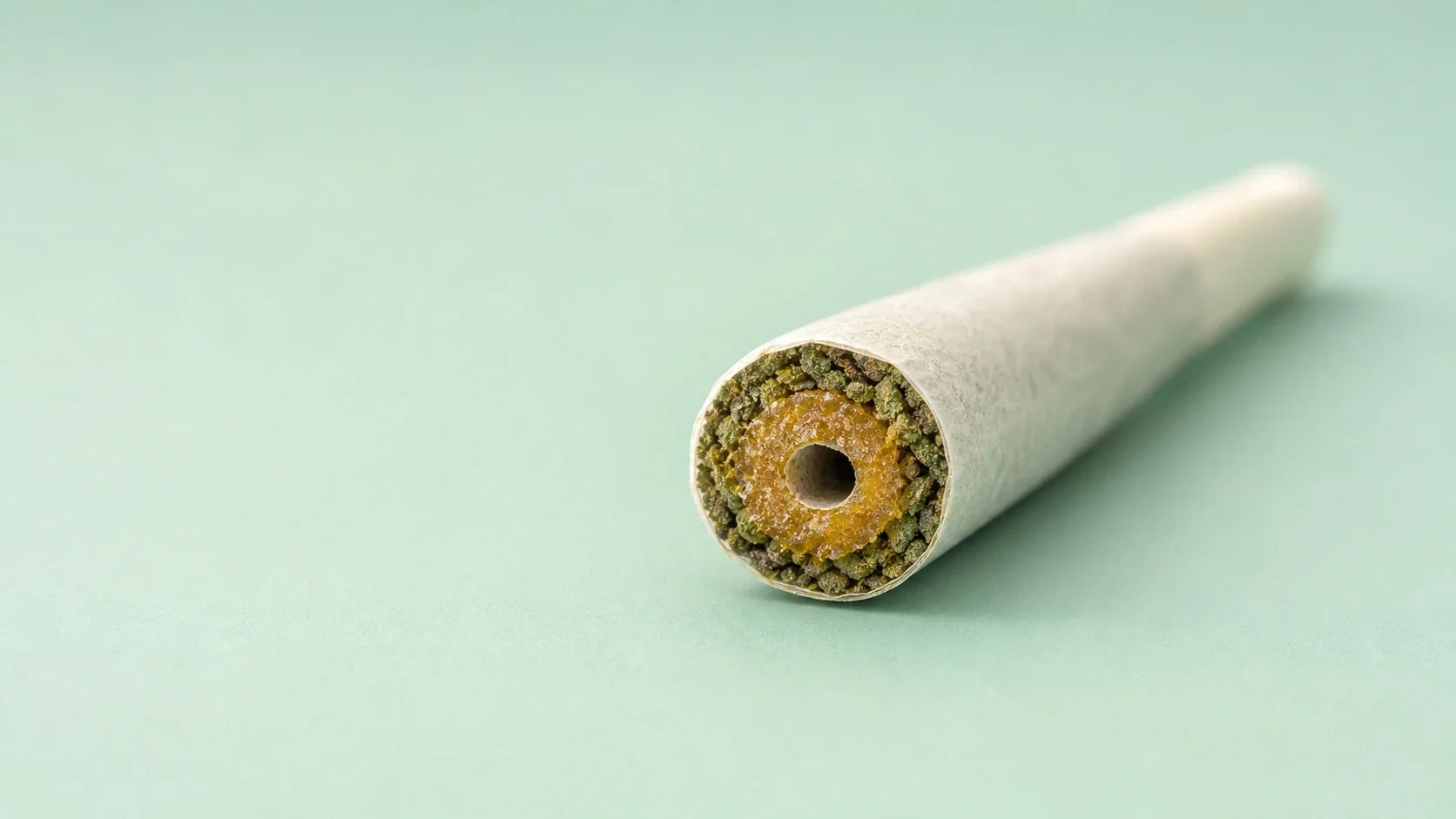 Donut Joint mit Hash-Ring im Querschnitt auf Mint-Hintergrund